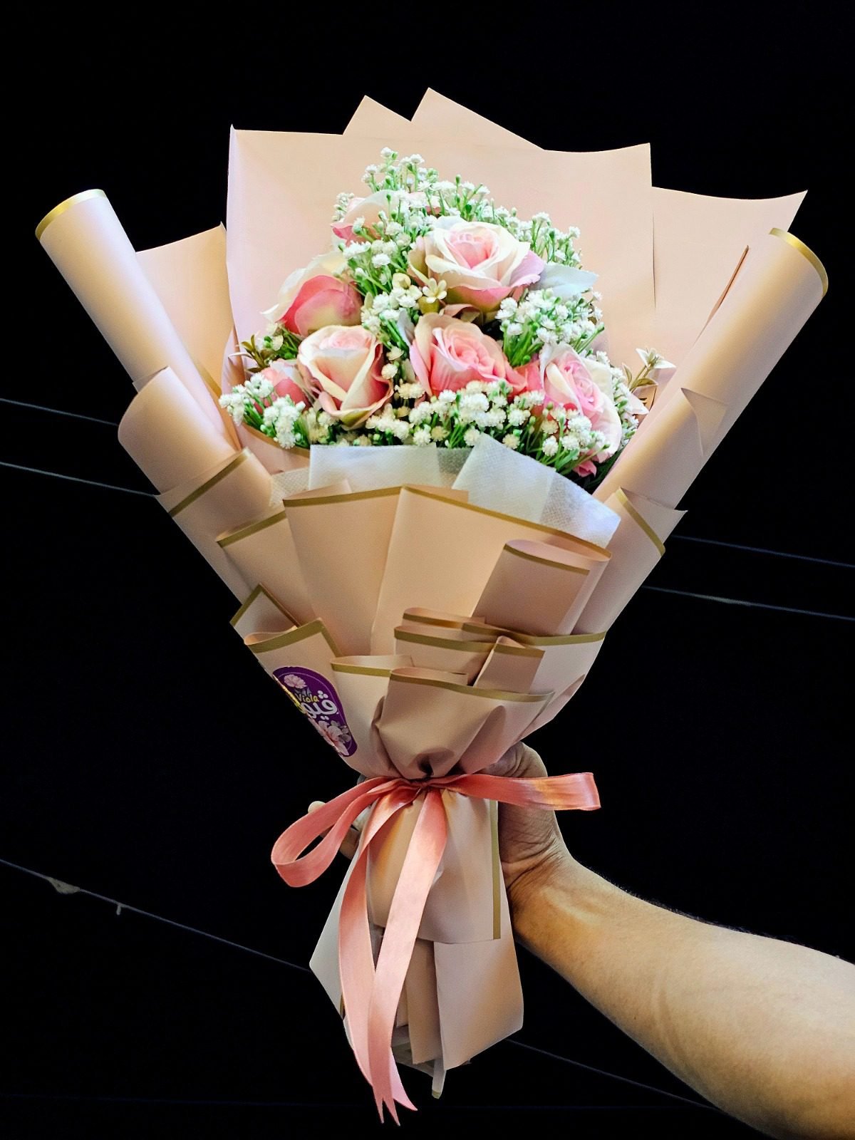 ورد بينك وابيض