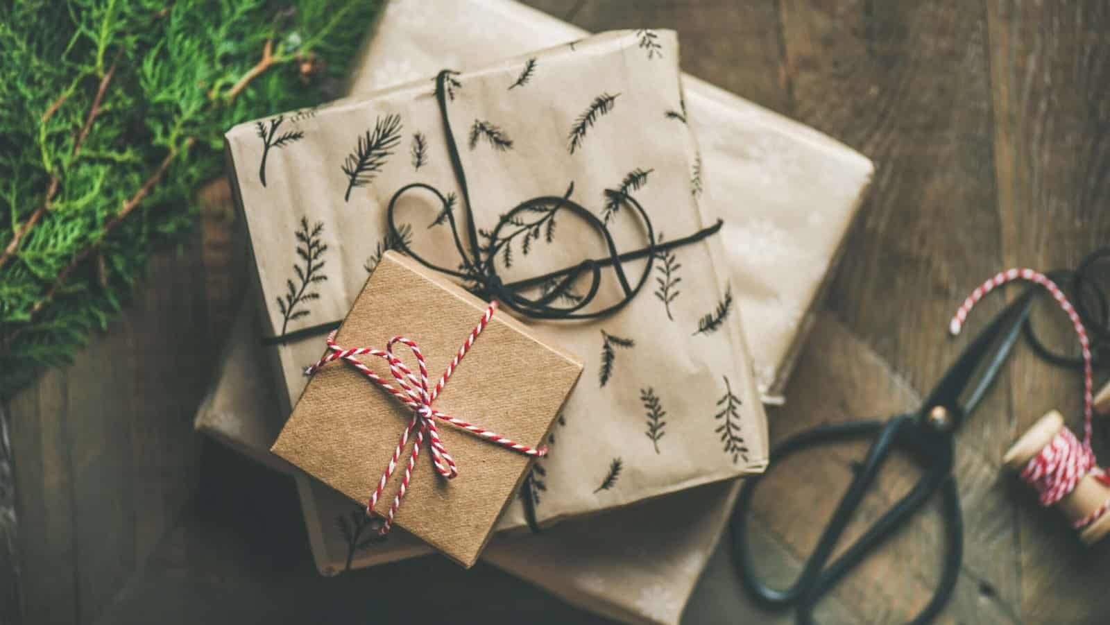 هدية مغلفة بلفاف أنيق من Cadeau Egypt.