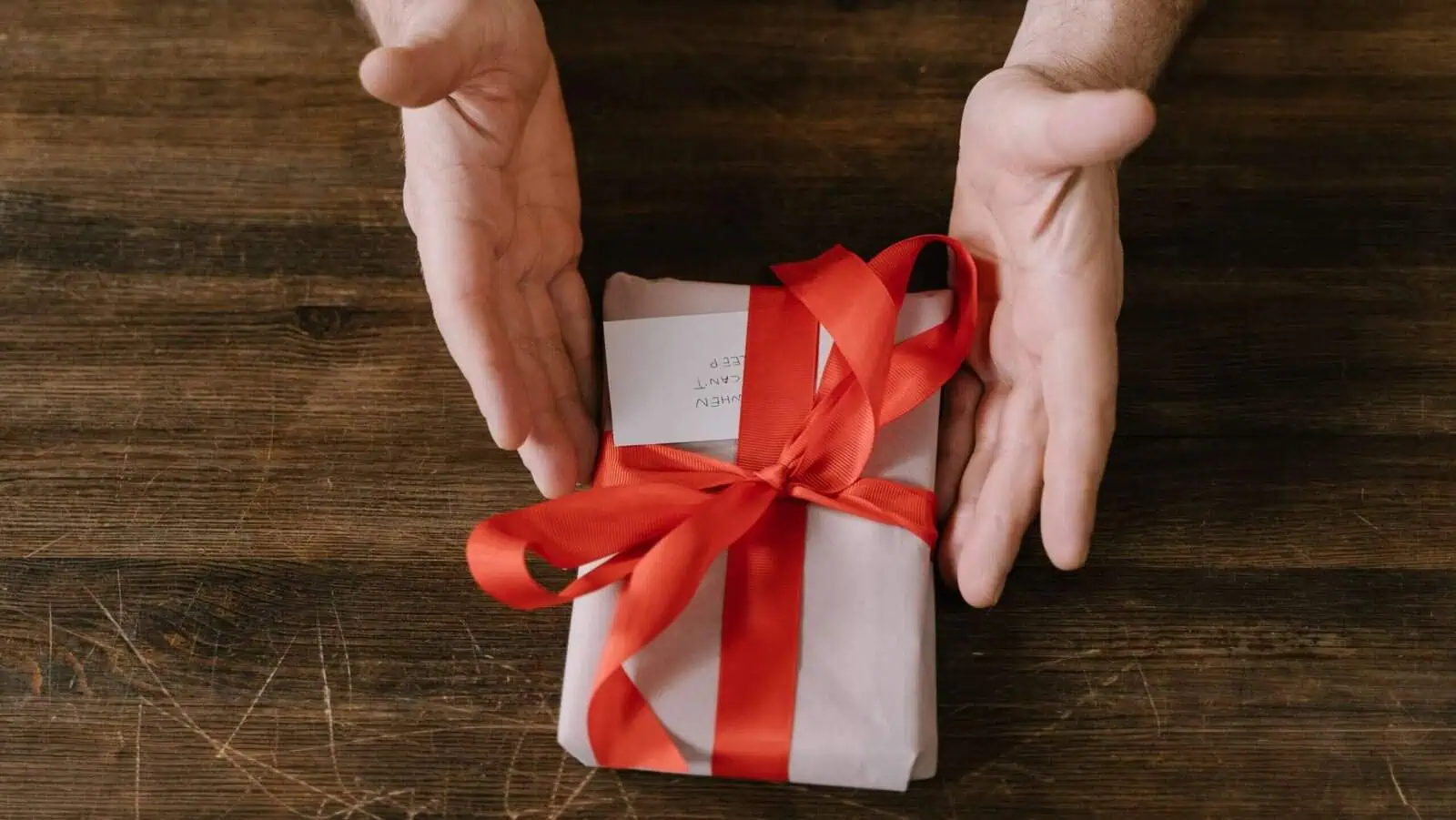 هدية مغلفة بشرائط حمراء من كادو إيجيبت، هدية فاخرة ومميزة للمناسبات.