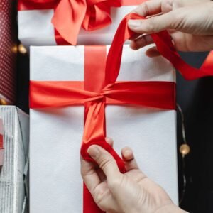 لماذا نُهدي أحيانًا بدافع العادة لا الشعور؟ وكيف نكسر هذا الروتين؟