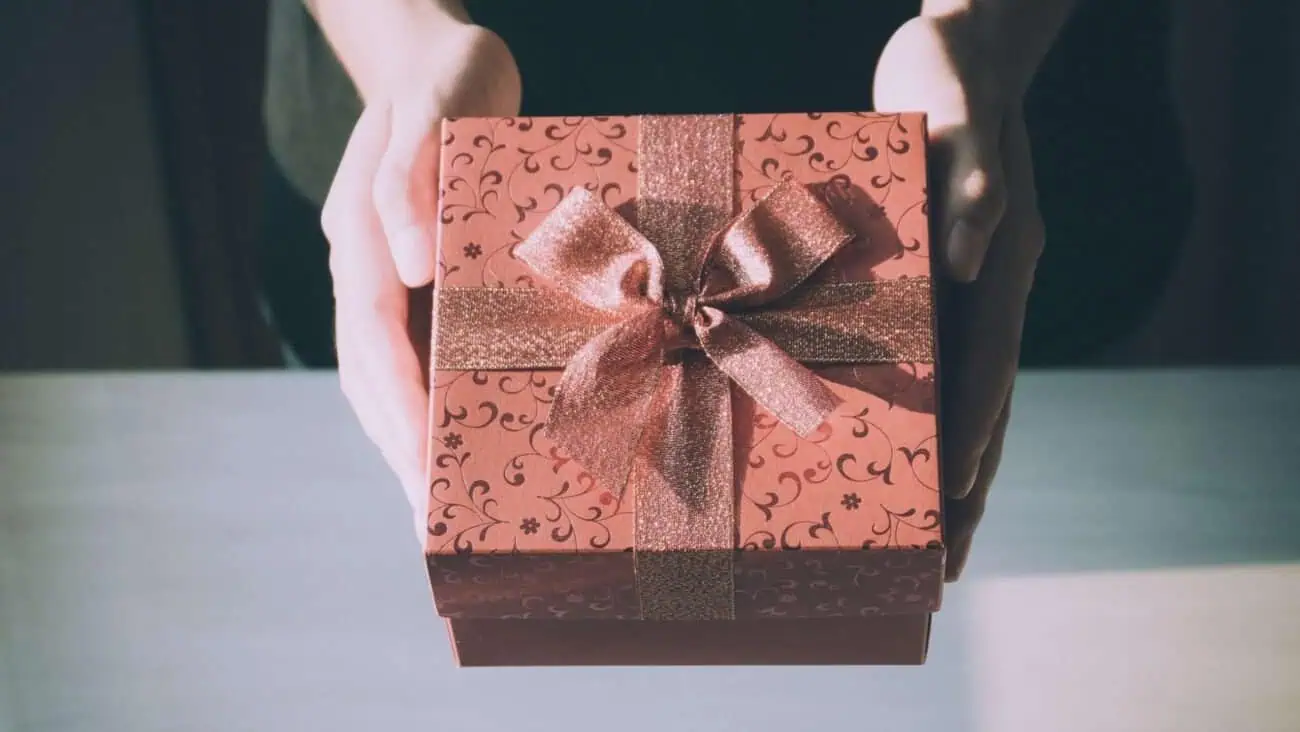 هدية هدايا مميزة من كادو ايجيبت بتغليف أنيق وراعي للهدية.