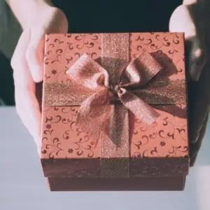 كيف تؤثر الهدايا على العلاقات طويلة المدى؟