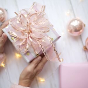 متى تكون الهدية رسالة دعم نفسي؟ جبر الخواطر بهدية